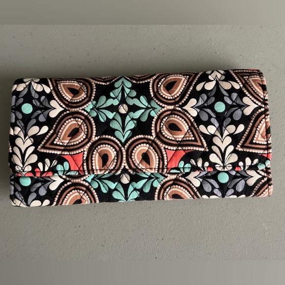 Vera Bradley Handbags - EUC Vera Bradley Trifold Magnetic Closure Wallet